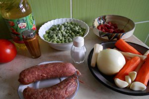 Mâncărică de mazăre, cu morcovi și cârnați afumați de porc