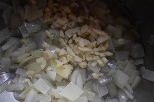 Mâncărică de mazăre, cu morcovi și cârnați afumați de porc