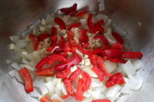 Mâncărică de mazăre, cu morcovi și cârnați afumați de porc