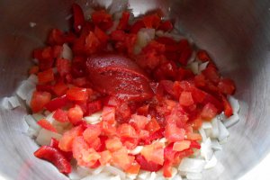 Mâncărică de mazăre, cu morcovi și cârnați afumați de porc