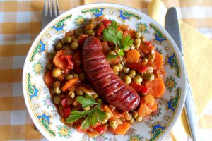 Mâncărică de mazăre, cu morcovi și cârnați afumați de porc