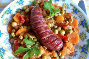 Mâncărică de mazăre, cu morcovi și cârnați afumați de porc