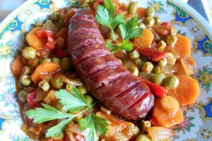 Mâncărică de mazăre, cu morcovi și cârnați afumați de porc