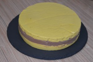 Desert tort cu mousse de mango si ciocolata