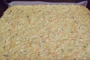 Pizza cu blat de dovlecel si branza