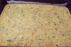 Pizza cu blat de dovlecel si branza