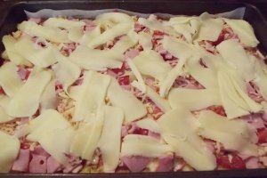 Pizza cu blat de dovlecel si branza