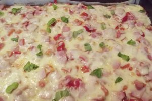 Pizza cu blat de dovlecel si branza