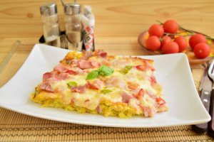 Pizza cu blat de dovlecel si branza