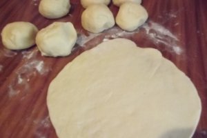 Aperitiv coltunasi cu carne tocata preparati la cuptor