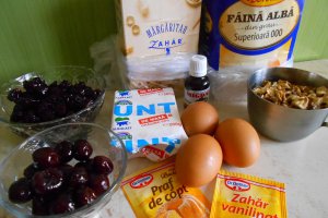 Desert prajitura cu visine, bezea, nuci si ciocolata