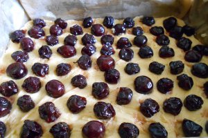 Desert prajitura cu visine, bezea, nuci si ciocolata