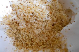 Desert prajitura cu visine, bezea, nuci si ciocolata