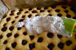 Desert prajitura cu visine, bezea, nuci si ciocolata