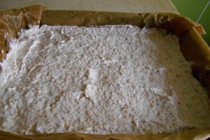 Desert prajitura cu visine, bezea, nuci si ciocolata