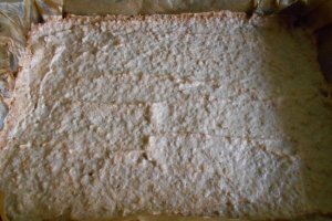 Desert prajitura cu visine, bezea, nuci si ciocolata