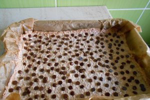 Desert prajitura cu visine, bezea, nuci si ciocolata
