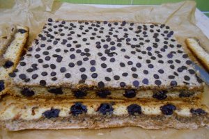 Desert prajitura cu visine, bezea, nuci si ciocolata