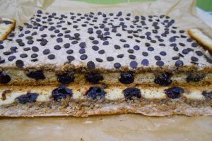 Desert prajitura cu visine, bezea, nuci si ciocolata