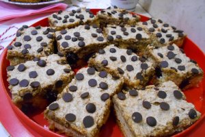 Desert prajitura cu visine, bezea, nuci si ciocolata