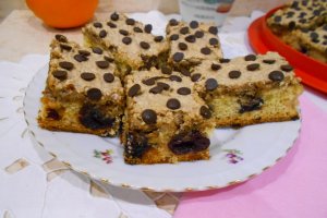 Desert prajitura cu visine, bezea, nuci si ciocolata