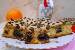 Desert prajitura cu visine, bezea, nuci si ciocolata