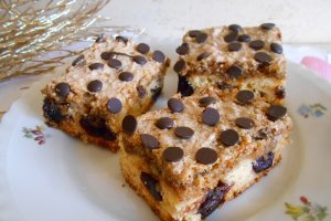 Desert prajitura cu visine, bezea, nuci si ciocolata