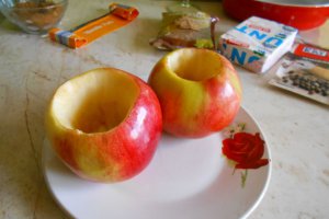 Desert mere coapte in cuptor, cu stafide si inghetata