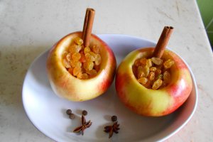 Desert mere coapte in cuptor, cu stafide si inghetata