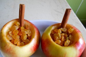 Desert mere coapte in cuptor, cu stafide si inghetata