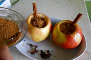 Desert mere coapte in cuptor, cu stafide si inghetata