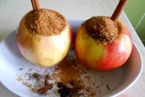 Desert mere coapte in cuptor, cu stafide si inghetata
