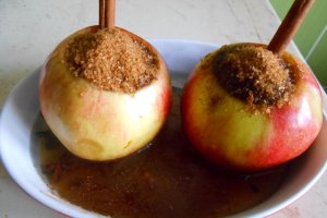 Desert mere coapte in cuptor, cu stafide si inghetata