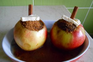Desert mere coapte in cuptor, cu stafide si inghetata
