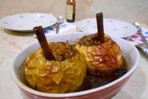 Desert mere coapte in cuptor, cu stafide si inghetata