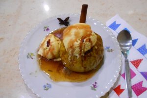 Desert mere coapte in cuptor, cu stafide si inghetata