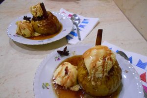 Desert mere coapte in cuptor, cu stafide si inghetata