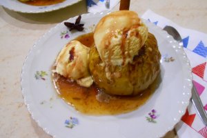 Desert mere coapte in cuptor, cu stafide si inghetata