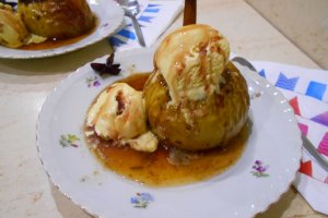 Desert mere coapte in cuptor, cu stafide si inghetata