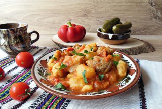 Gulas de porc cu cartofi si galuste