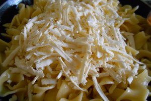 Tagliatelle la tigaie, cu unt si telemea