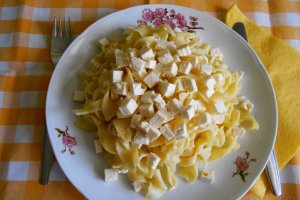 Tagliatelle la tigaie, cu unt si telemea
