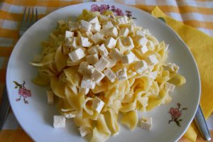 Tagliatelle la tigaie, cu unt si telemea