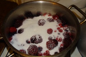 Desert prajitura cu fructe de padure