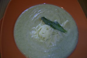 Supa-crema de broccoli cu cascaval