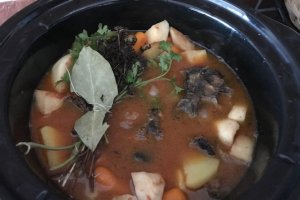 Navarin – tocana frantuzeasca de berbecut la slow cooker Crock-Pot
