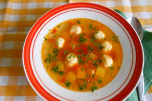 Supa de legume, cu perisoare de cașcaval