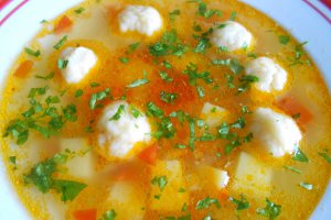 Supa de legume, cu perisoare de cașcaval