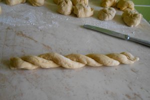 Sfintisori moldovenesti impletiti, din aluat de frupt (de dulce)