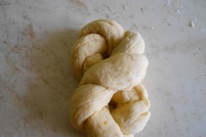 Sfintisori moldovenesti impletiti, din aluat de frupt (de dulce)